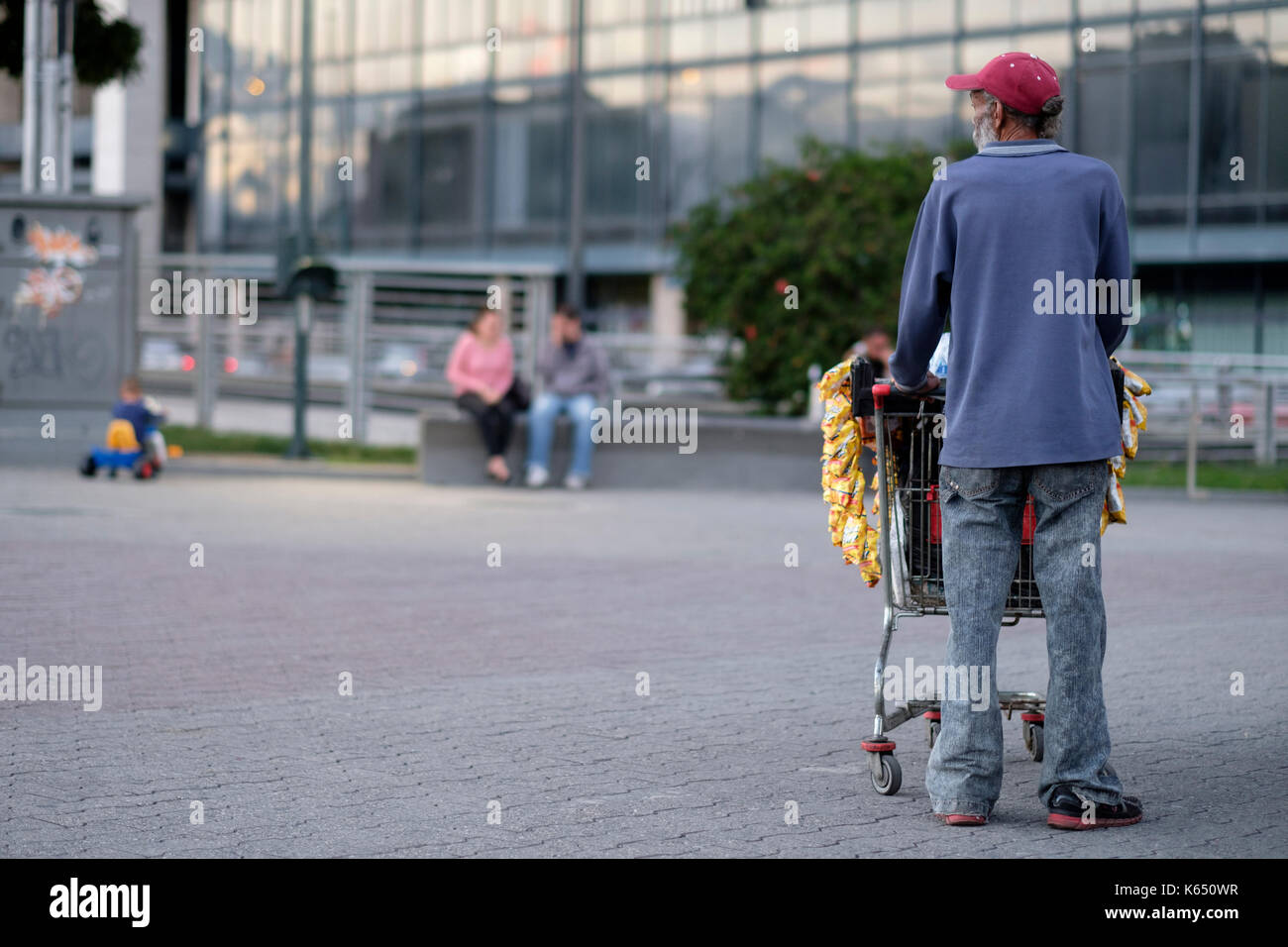Venezuela, Caracas : avec des marchands ambulants dans un panier carré Plaza Venezuela Banque D'Images