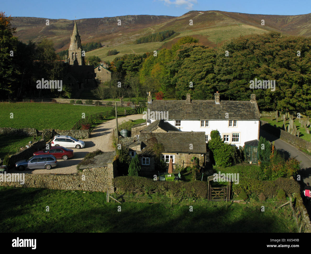 White cottage avec Edale église et champs pour hills in distance Banque D'Images