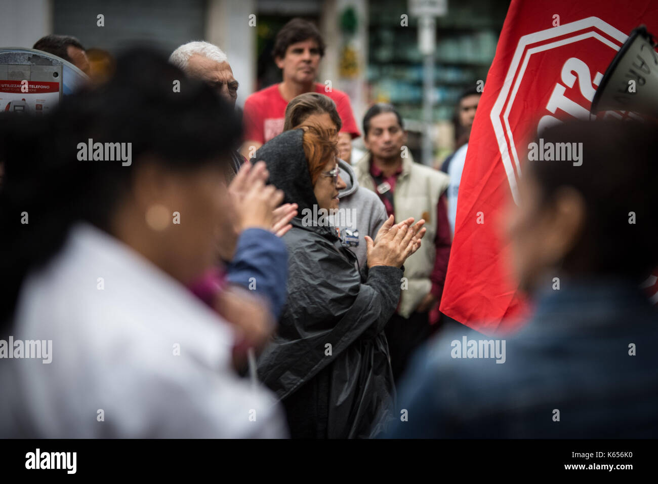 Rome, Italie. Sep 11, 2017. d'une manifestation des mouvements pour la chambre pour la région du Latium les militants des mouvements pour la maison se plaindre devant le siège de la région du Latium pour demander une réponse à l'urgence du logement de Rome. crédit : andrea ronchini/pacific press/Alamy live news Banque D'Images