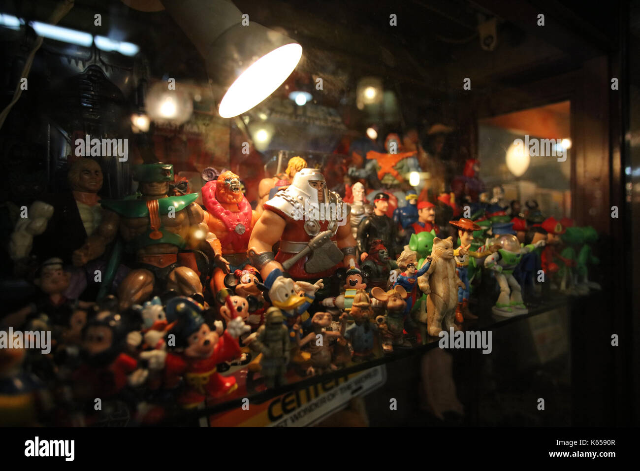 SAN TELMO, BUENOS AIRES, ARGENTINE - Septembre 2017 - Vieux jouets à partir d'un marché aux puces dans un endroit appelé San Telmo à Buenos Aires. Banque D'Images