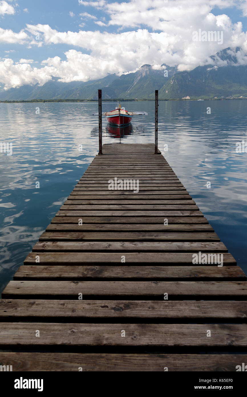 Piétons menant au bateau à rames sur le lac de Genève en Suisse Banque D'Images