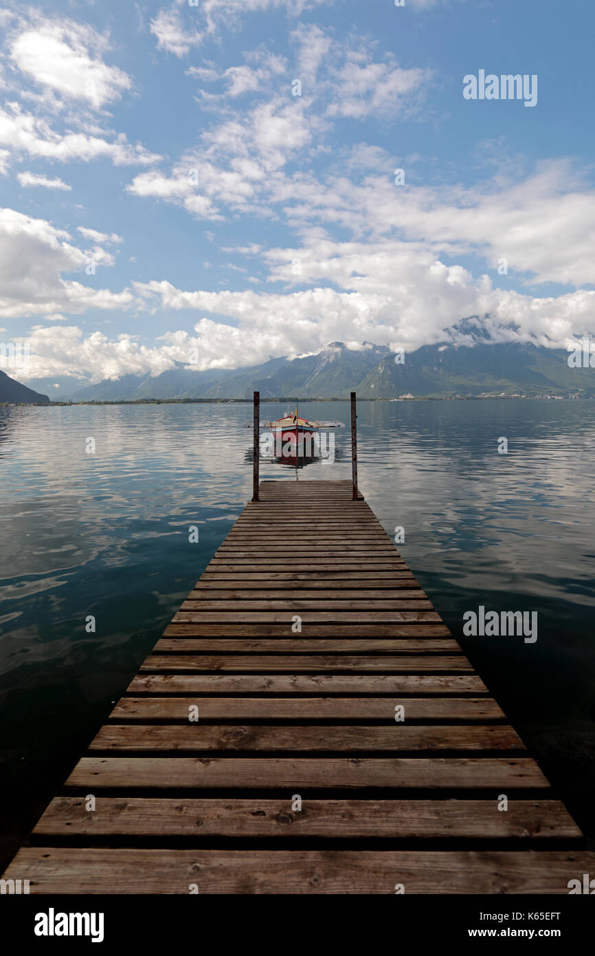 Piétons menant au bateau à rames sur le lac de Genève en Suisse Banque D'Images
