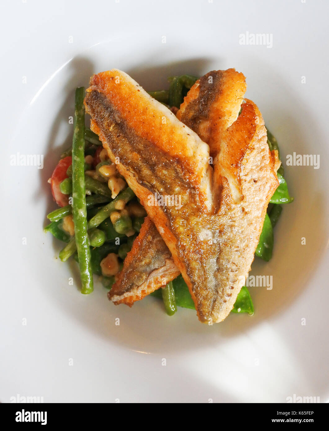 Loup de mer cuit - john gollop Banque D'Images