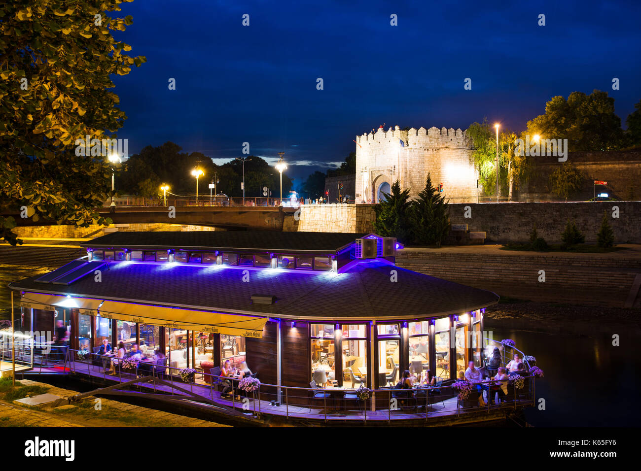 Nis, Serbie - septembre 8, 2017 : la forteresse de Nis dans toute la rivière nisava avec café-bar flottant. nis est la troisième plus grande ville de Serbie, Europe Banque D'Images