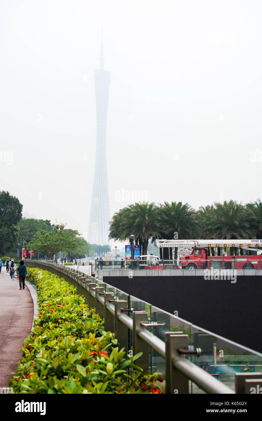 Guangzhou, Chine - 24 avril 2017 : guangzhou canton tower cachés dans le brouillard sur une journée humide et couvert Banque D'Images