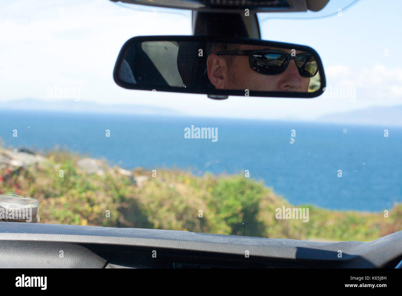 Rear view mirror man sunglasses Banque de photographies et d'images à haute  résolution - Alamy