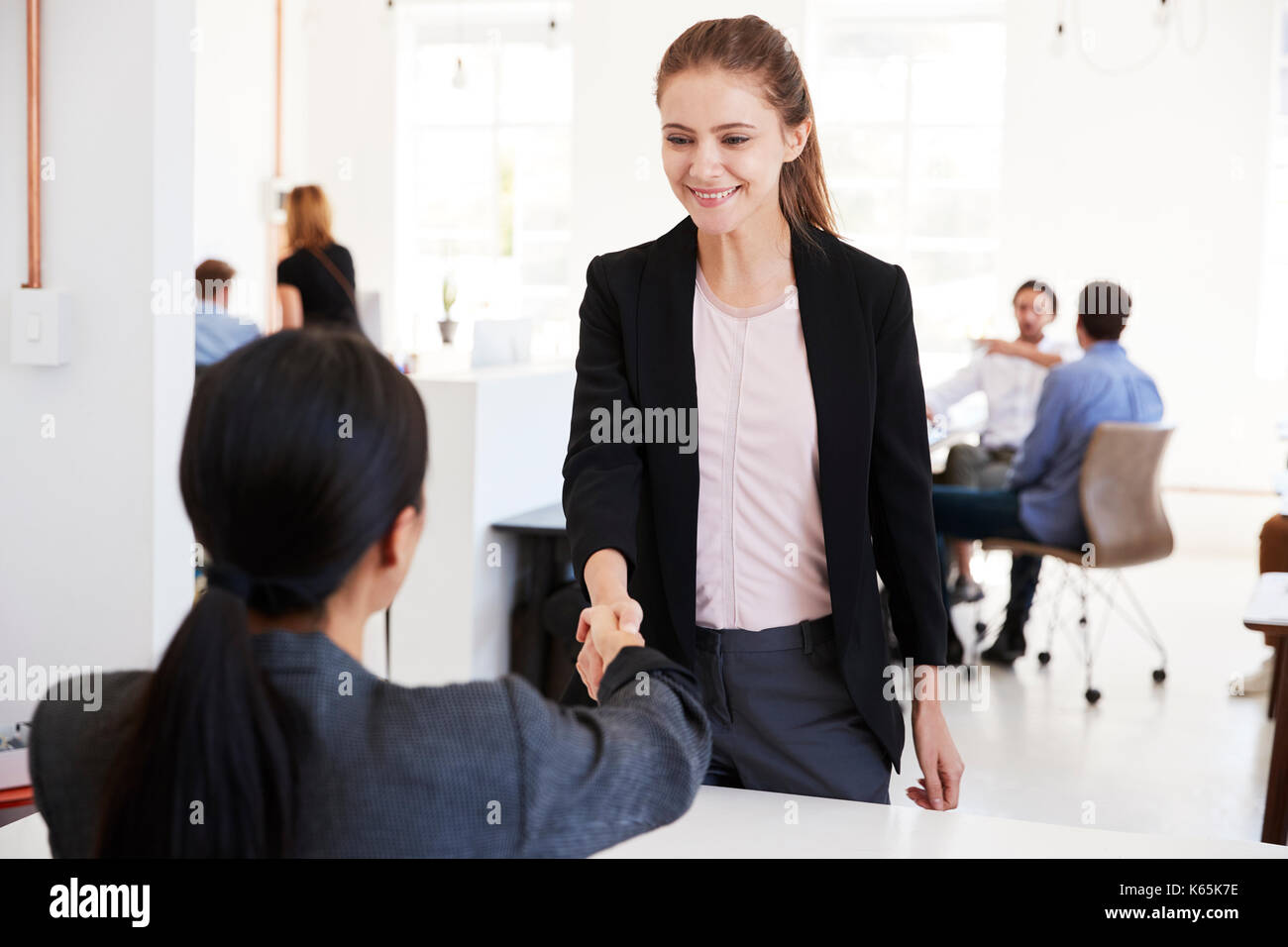 Deux femmes d'affaires se serrant la main dans un bureau Banque de ...