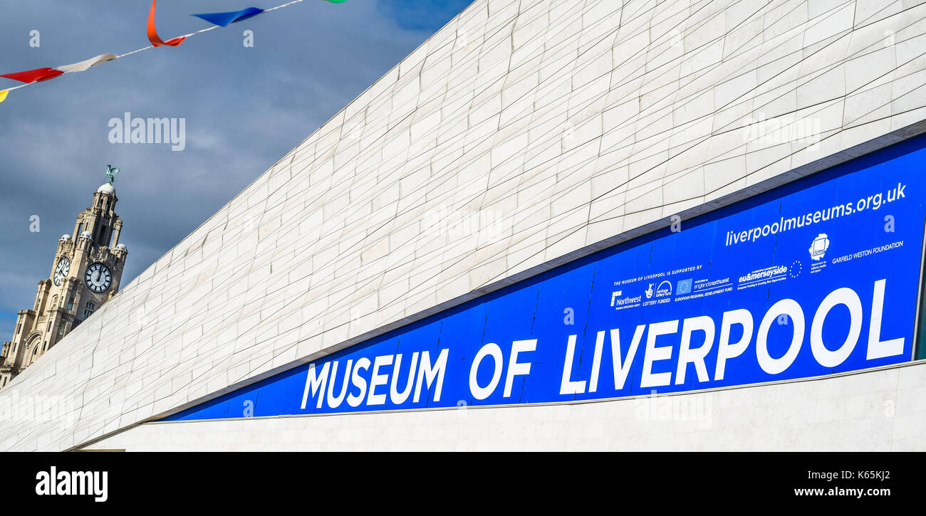 Le nouveau musée de Liverpool avec le Liver Building en arrière-plan. Banque D'Images