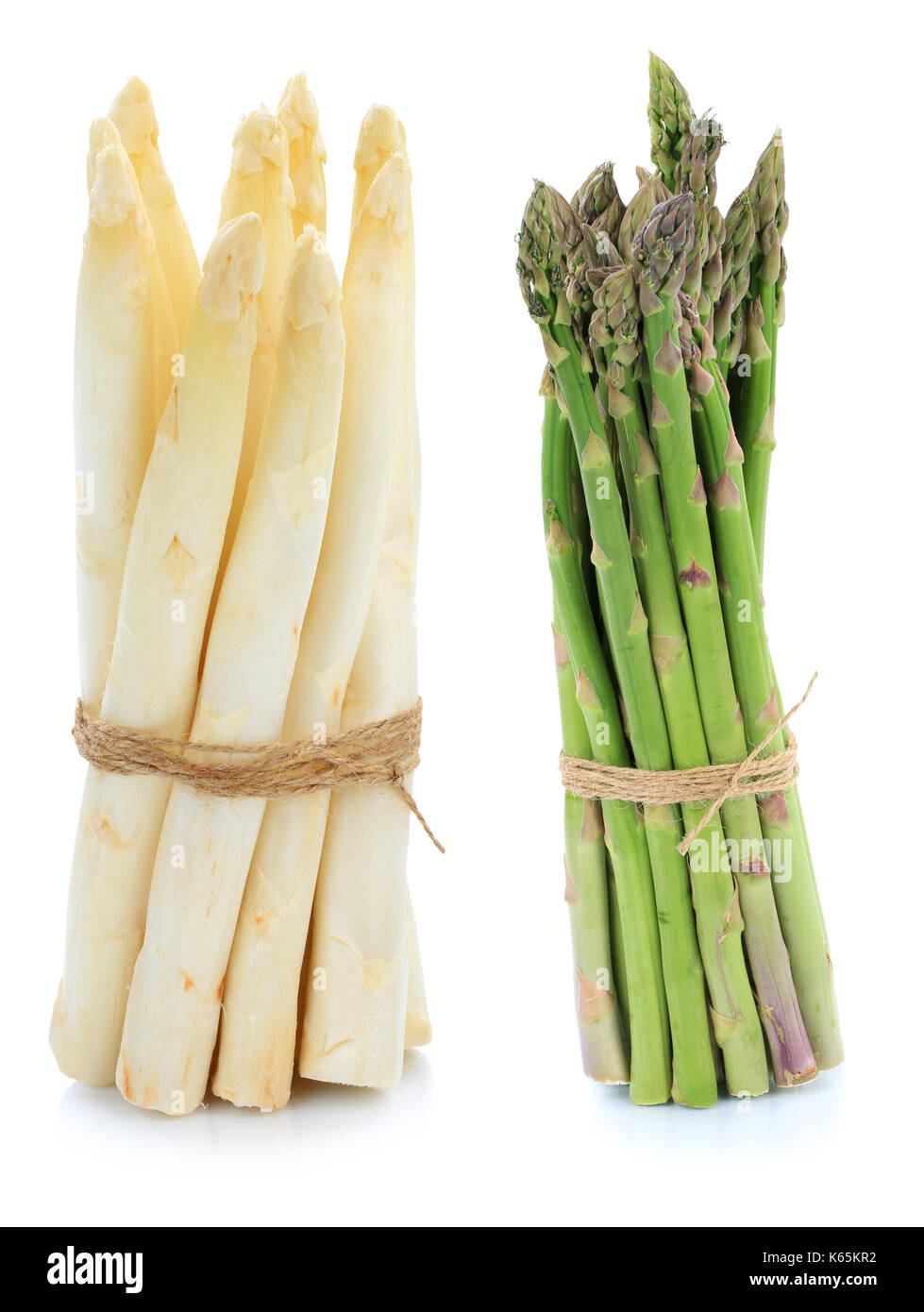 Asperges blanches et vertes de légumes groupe isolé sur fond blanc Banque D'Images
