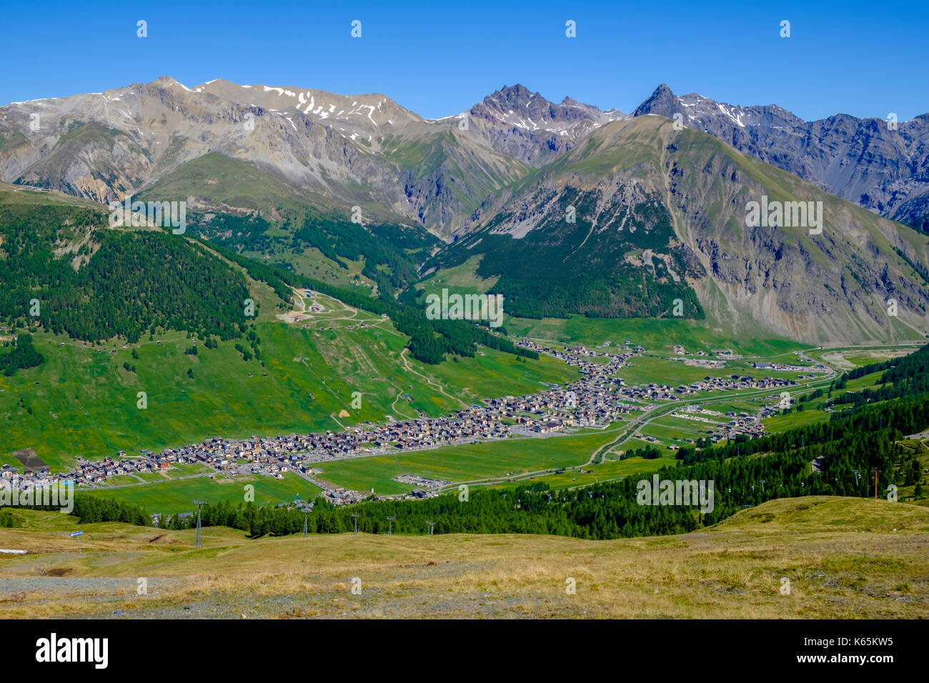 Vue aérienne sur la ville de Livigno, l'Engadine avec montagnes au loin Banque D'Images