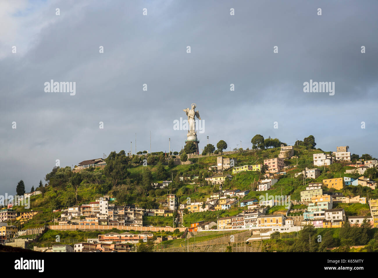 Vierge de Quito statue en aluminium sur El Panecillo Hill dans la lumière du matin, Quito, capitale de l'Équateur, en Amérique du Sud, l'emblématique monument local Banque D'Images