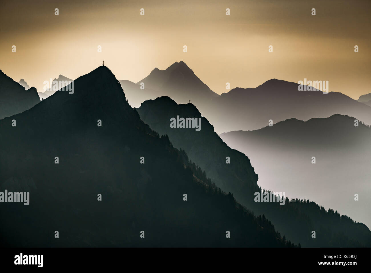 Lumière du matin avec des chaînes de montagnes comme ahurissant et alpinisme sur les pics, tannheimer tal, Tyrol, Autriche Banque D'Images