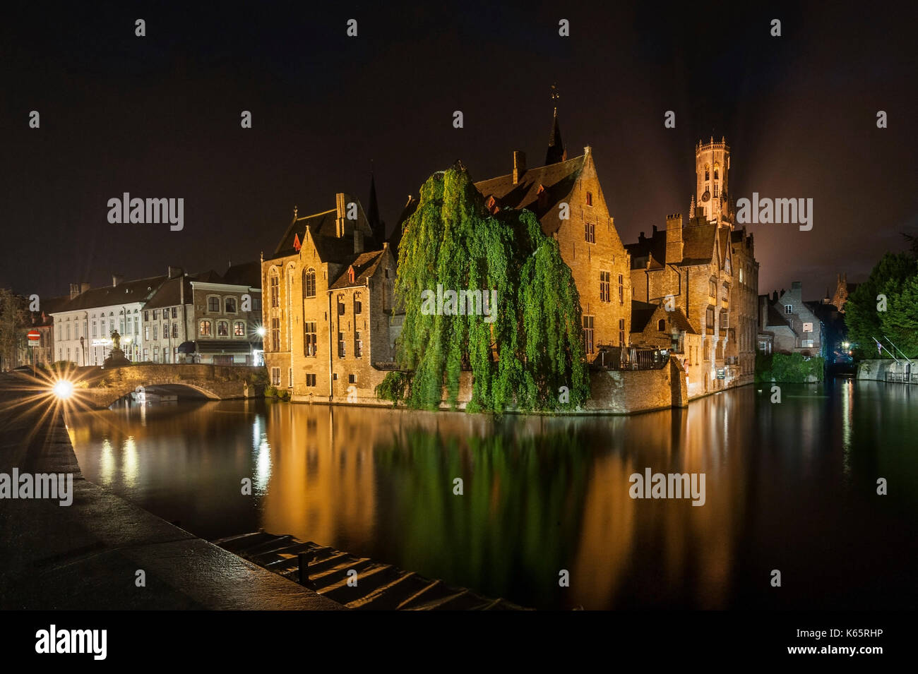Bruges la nuit illuminée par des réflexions Banque D'Images