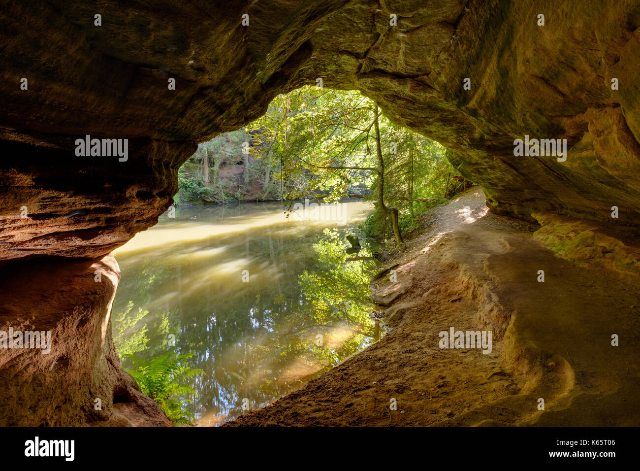 Rivière schwarzach, Gustav Adolf grotte, schwarzach gorge, près de schwarzenbruck, terres de Nuremberg, middle franconia, Franconia, Bavaria Banque D'Images