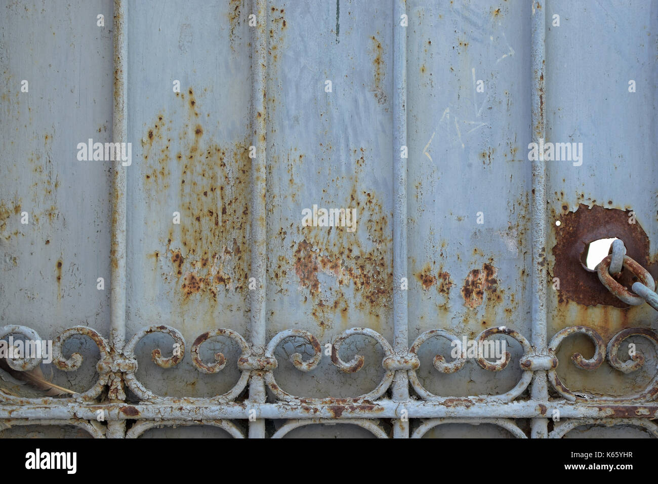 Porte de fer métal rouillé surmonté de texture de fond. Banque D'Images