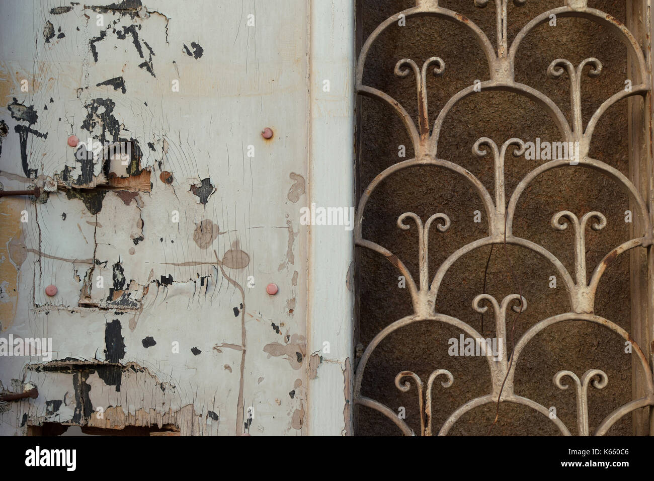 Weathered maison abandonnée vieille porte avec rusty metal pattern et rompu aux copeaux de bois de texture de fond. Banque D'Images