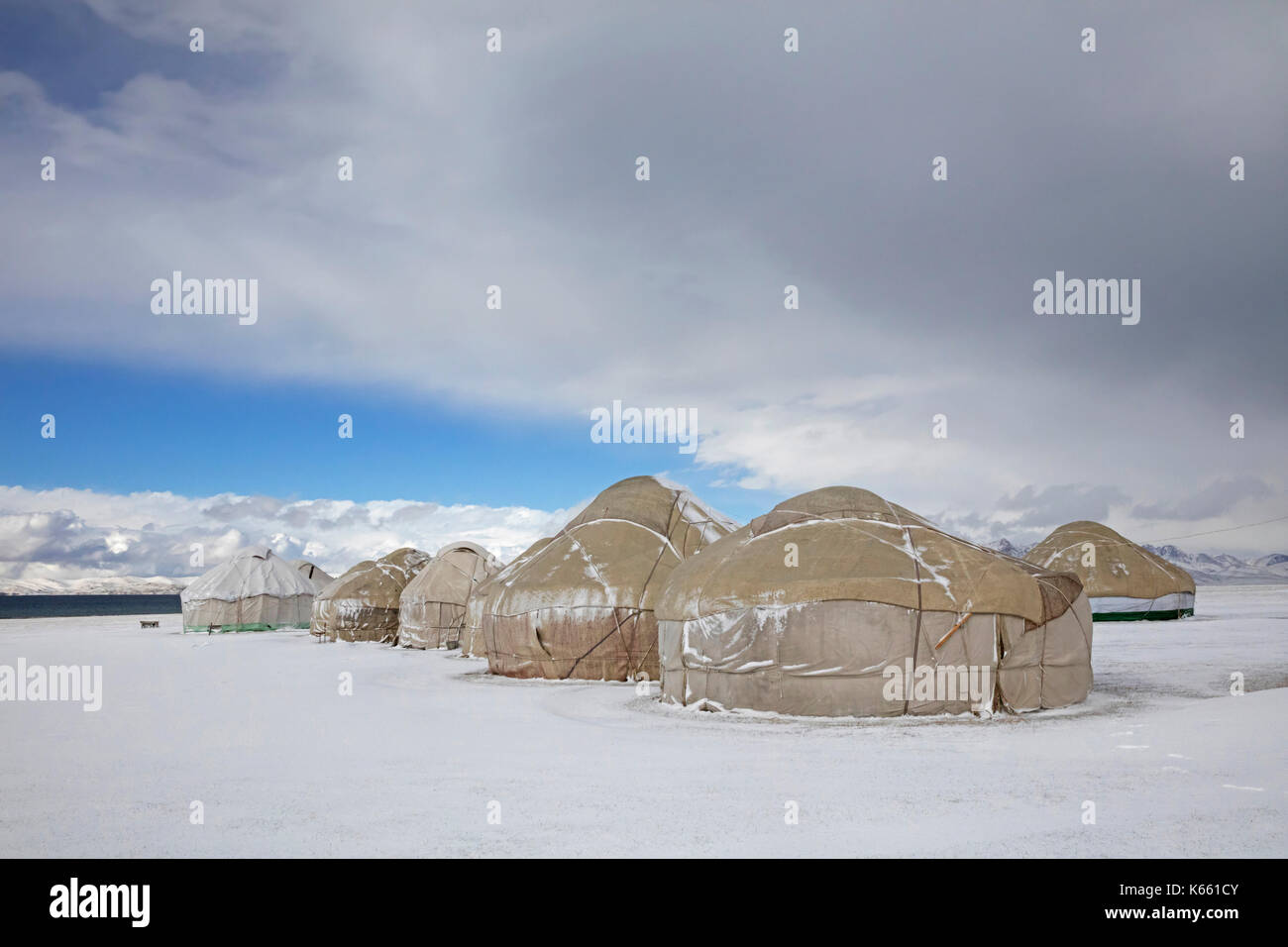 Yourtes dans le camp traditionnel de yourtes kirghizes dans la neige le long du lac Song Kul / Song Kol dans les montagnes Tian Shan, province de Naryn, Kirghizistan Banque D'Images