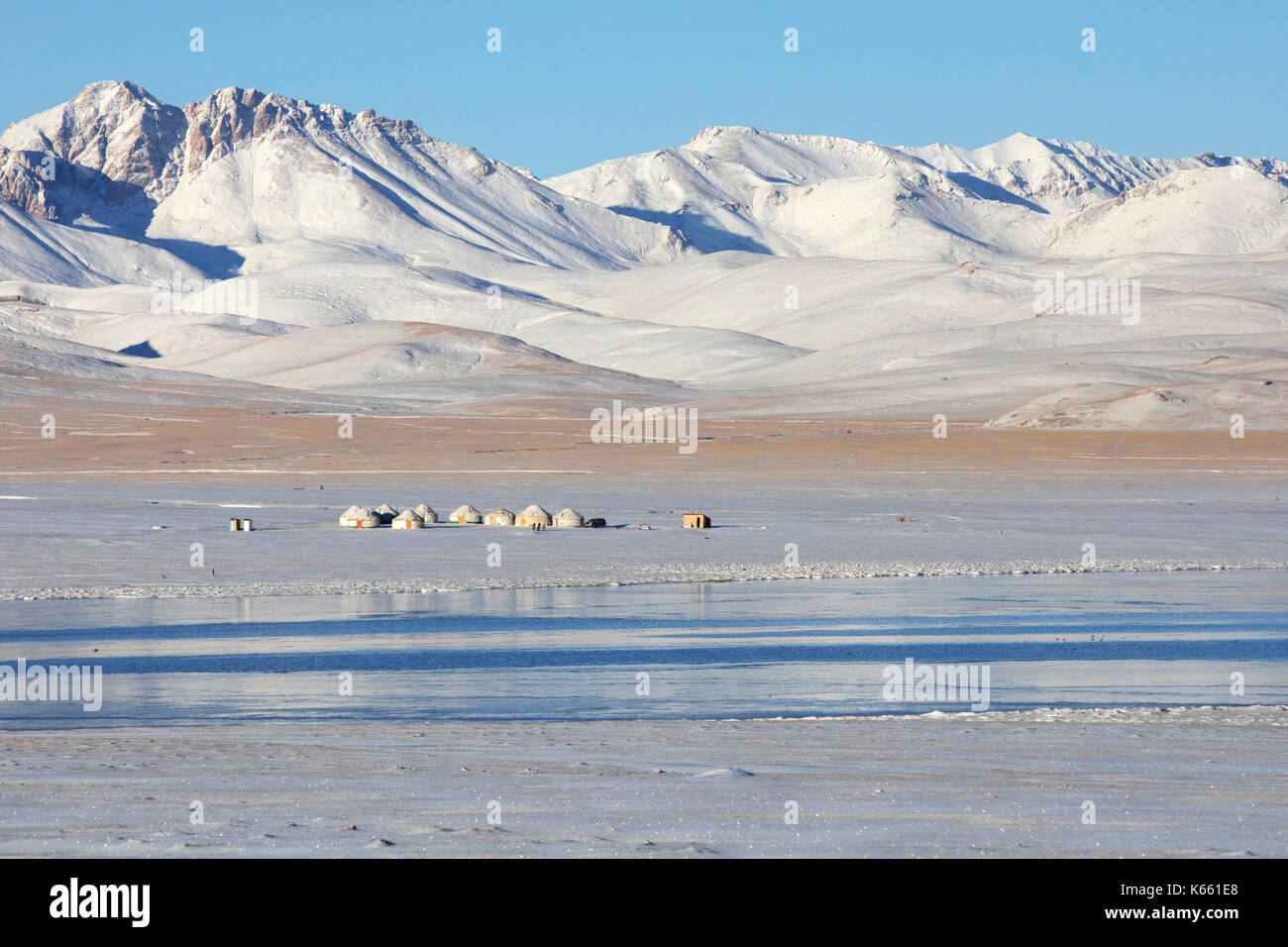Yourtes dans le camp traditionnel de yourtes kirghizes dans la neige le long du lac Song Kul / Song Kol dans les montagnes Tian Shan, province de Naryn, Kirghizistan Banque D'Images