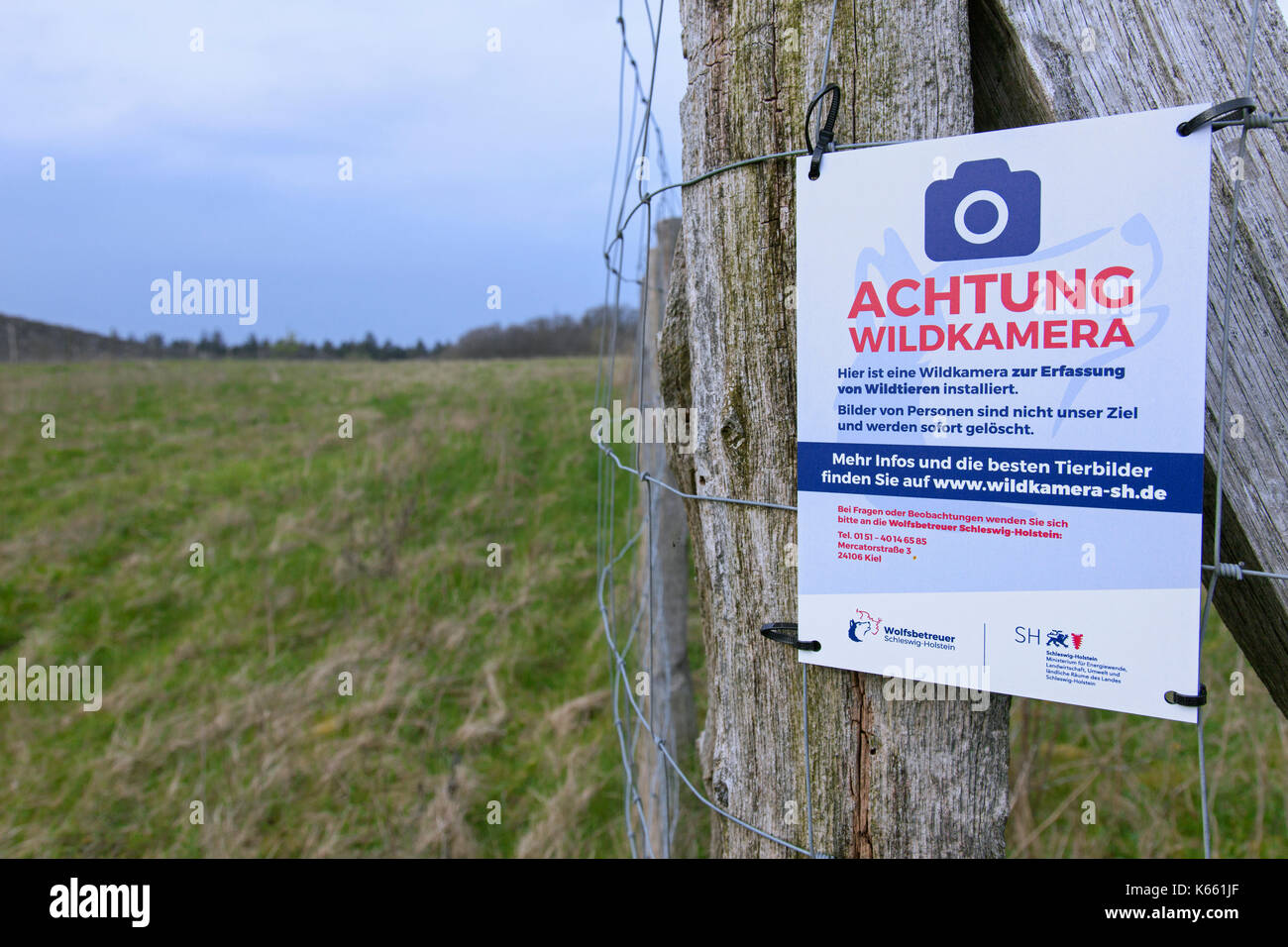 L'allemand signe pour la faune le long de piège de l'appareil photo bridge / pont / animaux / passage de la faune pour fins de recherche animale ecoduct Banque D'Images