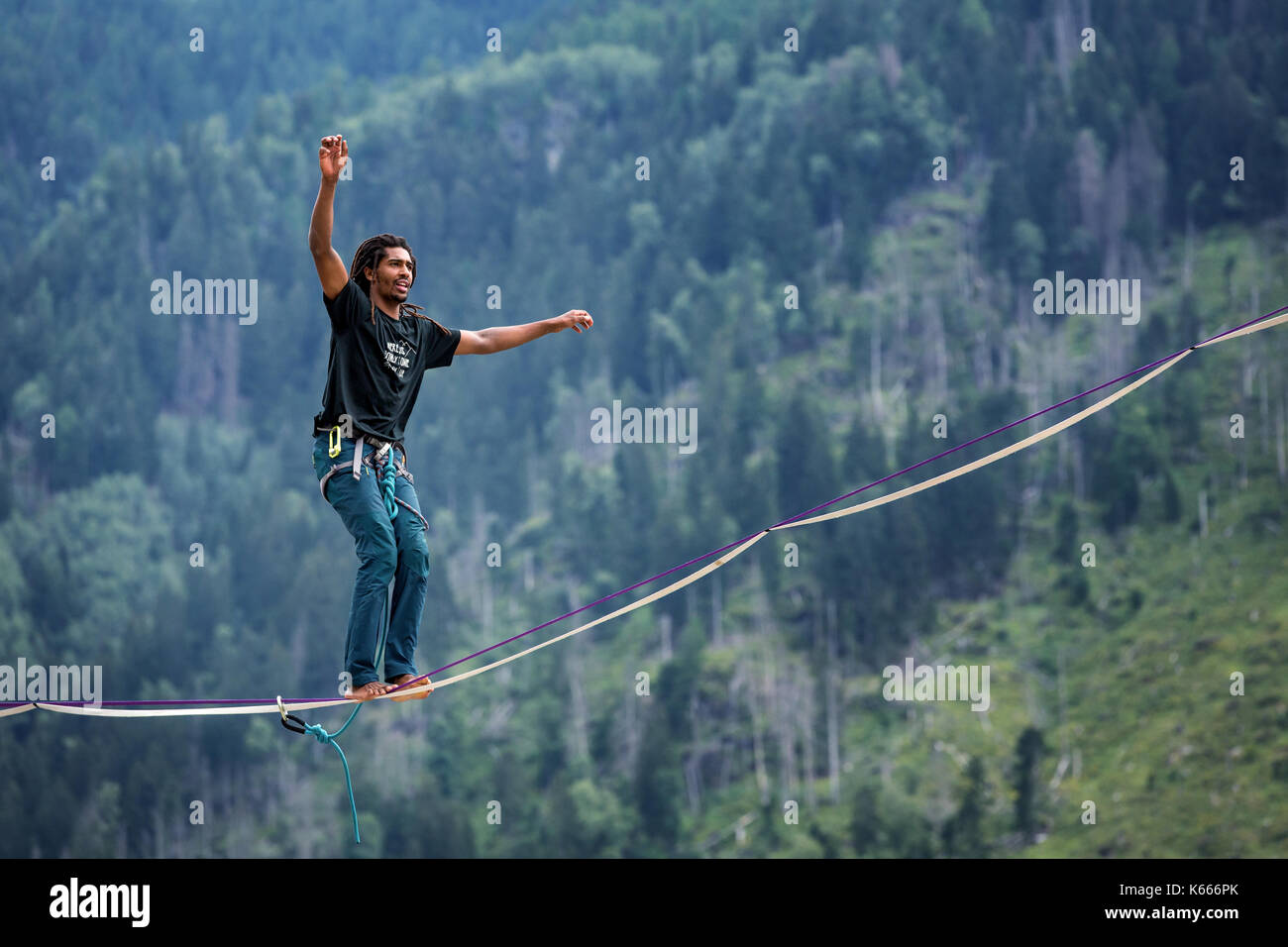 Un homme, de la corde, Chamonix Mont-Blanc, Haute-Savoie département, France Banque D'Images