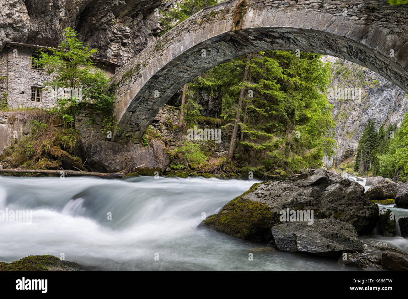 Ancien pont sur Dora Verney à Pré Saint Didier, Val d'aoste, Italie Banque D'Images