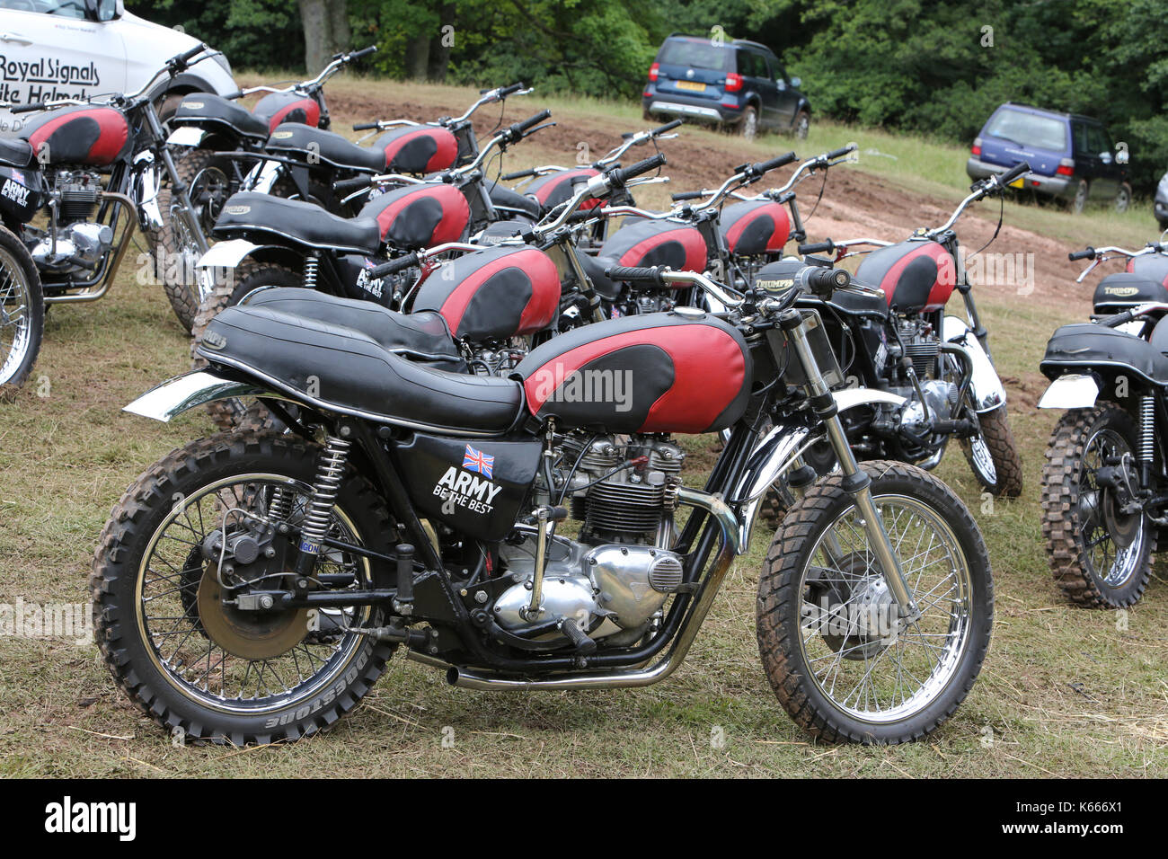 Le régiment des transmissions royal, l'équipe de démonstration de moto casques blancs en action à lowther castle horse trials, Cumbria, Angleterre. Banque D'Images