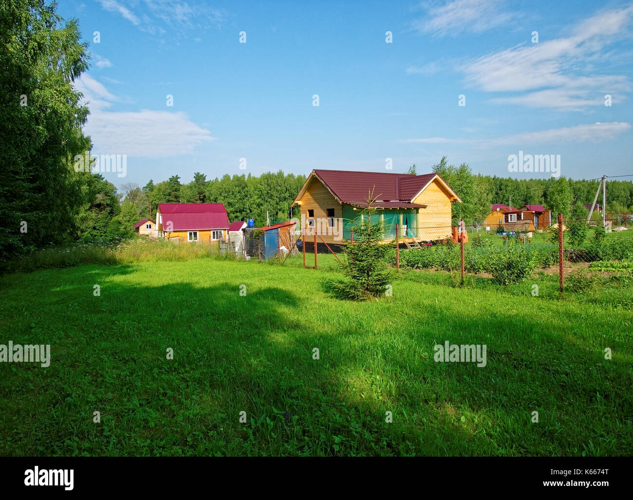 Maison en bois pour une parcelle rurale au printemps, Russie Banque D'Images