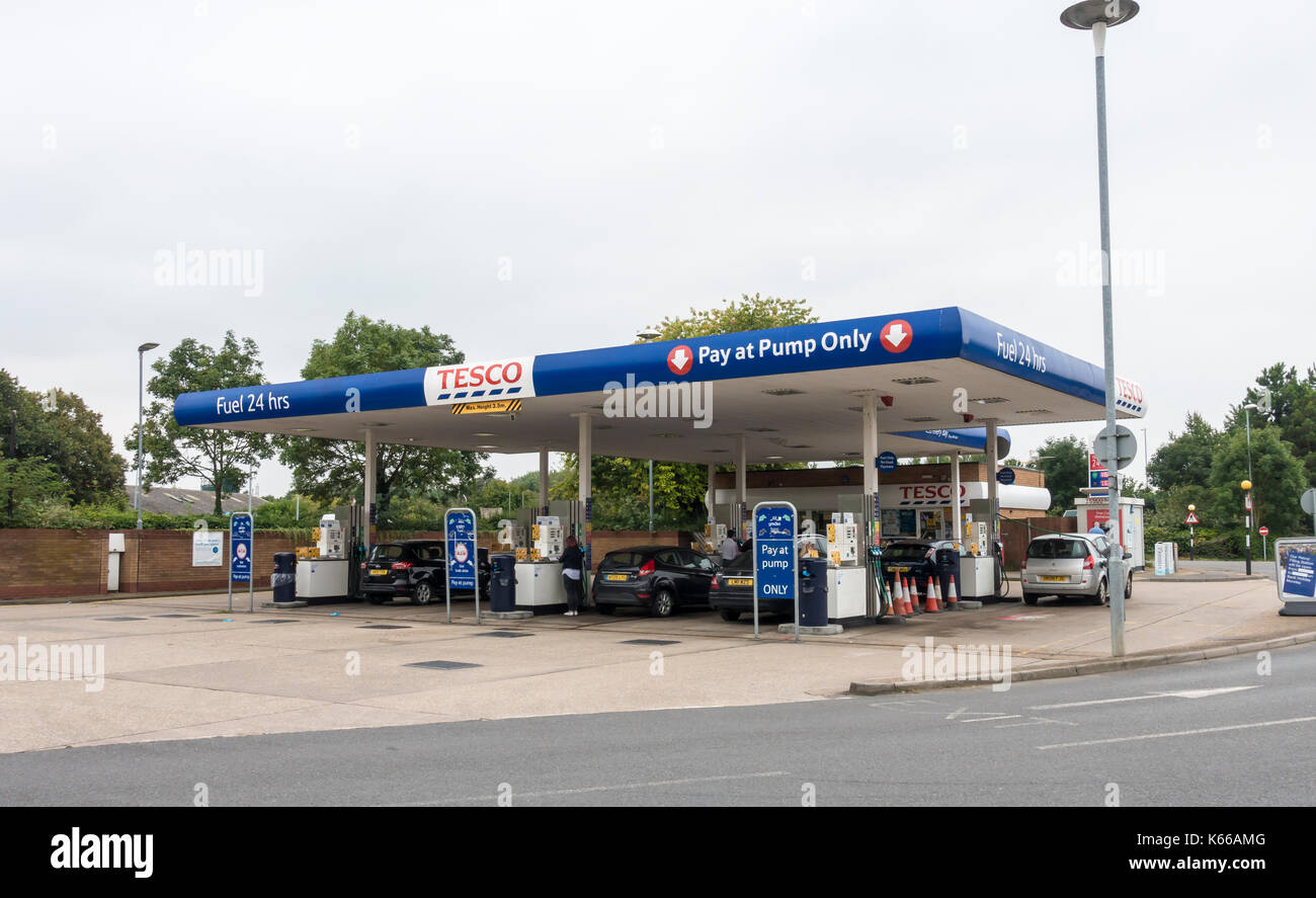 Le remplissage de carburant, jusqu'à Tesco store. mini Banque D'Images