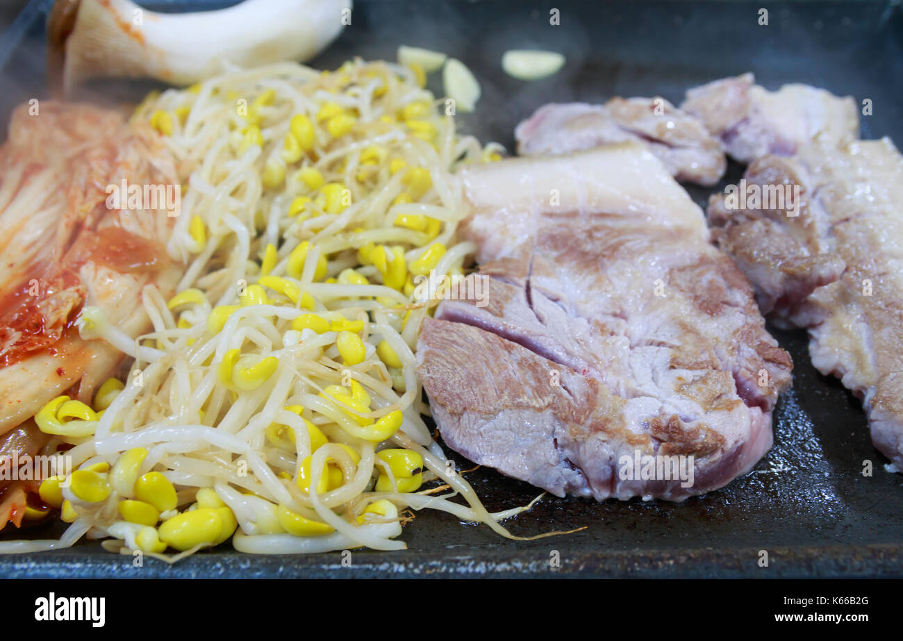 Barbecue coréen avec le kimchi et fèves germées Banque D'Images