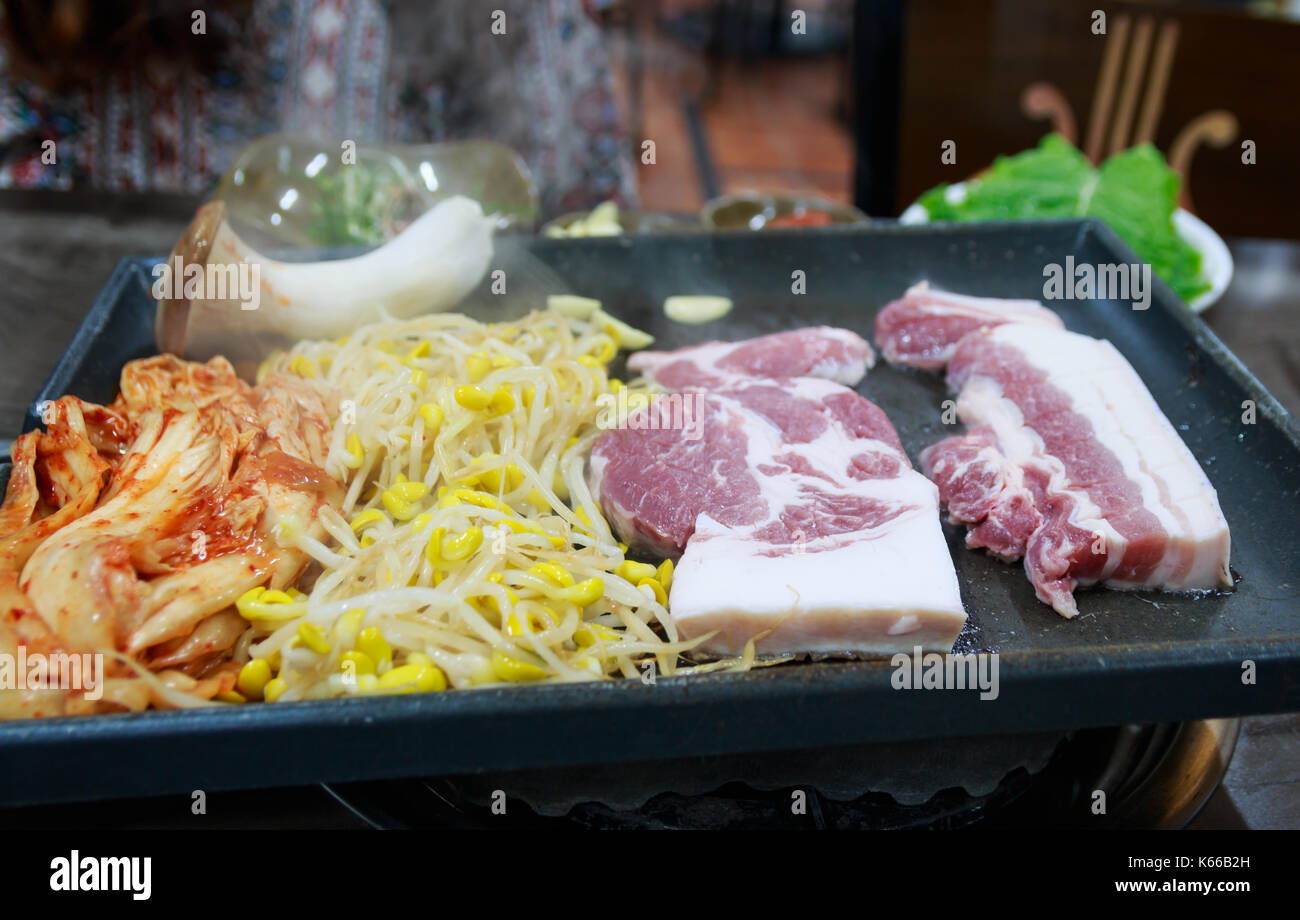 Barbecue coréen avec le kimchi et fèves germées Banque D'Images