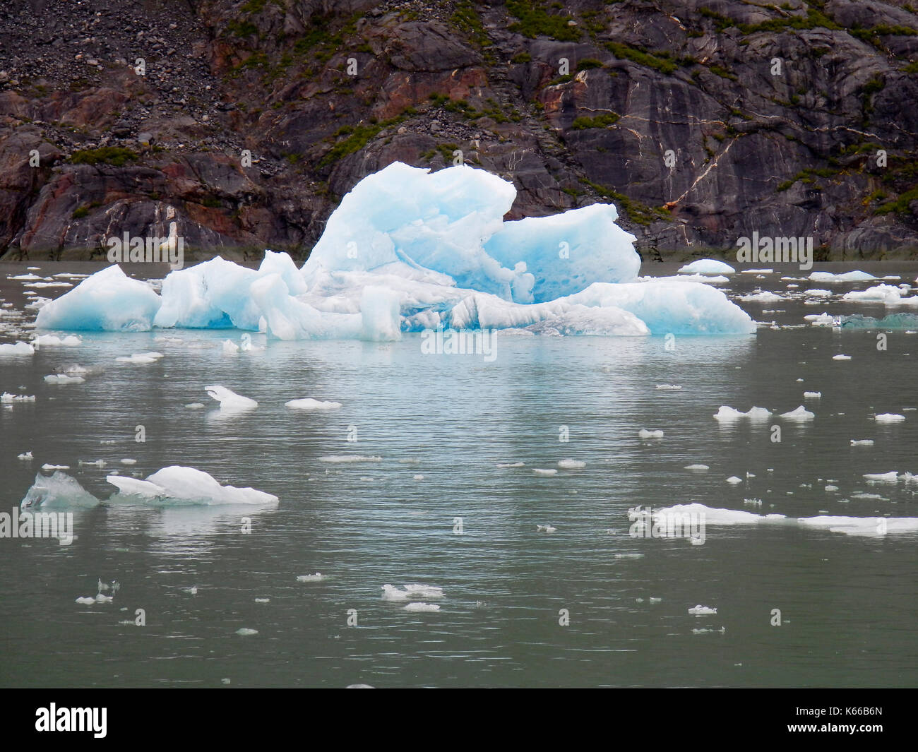 Iceburg flottant dans l'eau de mer, l'alaska Banque D'Images