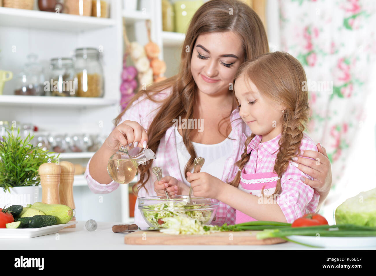Mère et fille preparing salad Banque D'Images