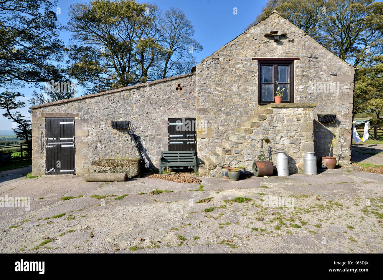 Grange rénovée et dépendance de cour de ferme Banque D'Images