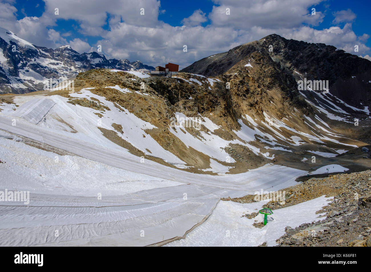 Conservation des glaciers et des pistes de neige en couvrant la neige avec des feuilles de plastique blanc à Diavolezza Banque D'Images