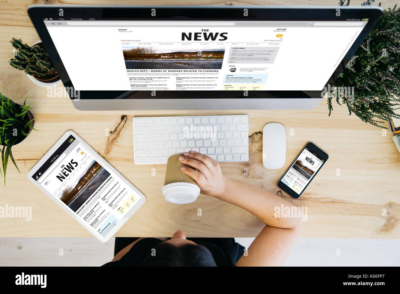 Vue de dessus de femme de boire du café et de la navigation sur le site web news Banque D'Images
