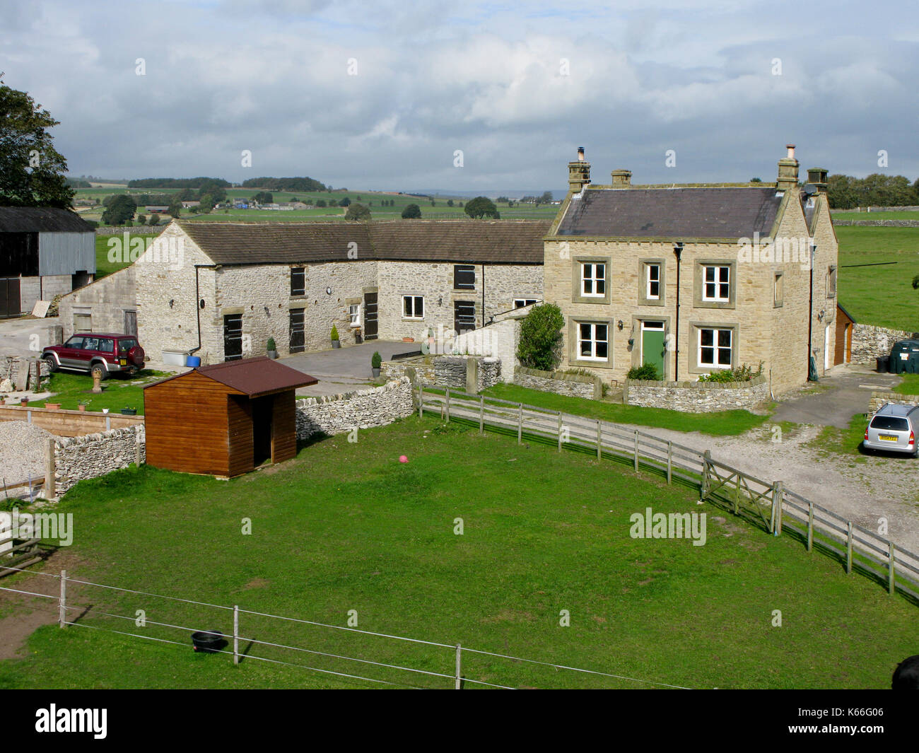 Ferme du Derbyshire avec dépendances et granges Banque D'Images