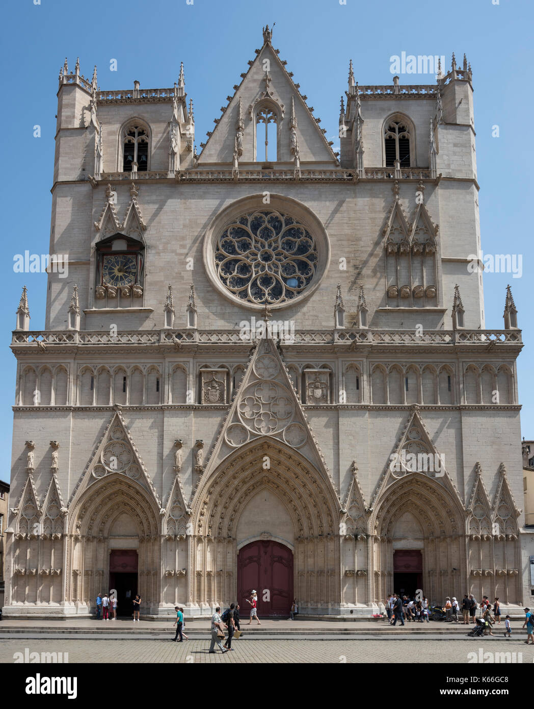 Cathédrale saint-jean-baptiste de lyon avec foule, église catholique  romaine situé sur la place saint-jean à Lyon, France Photo Stock - Alamy