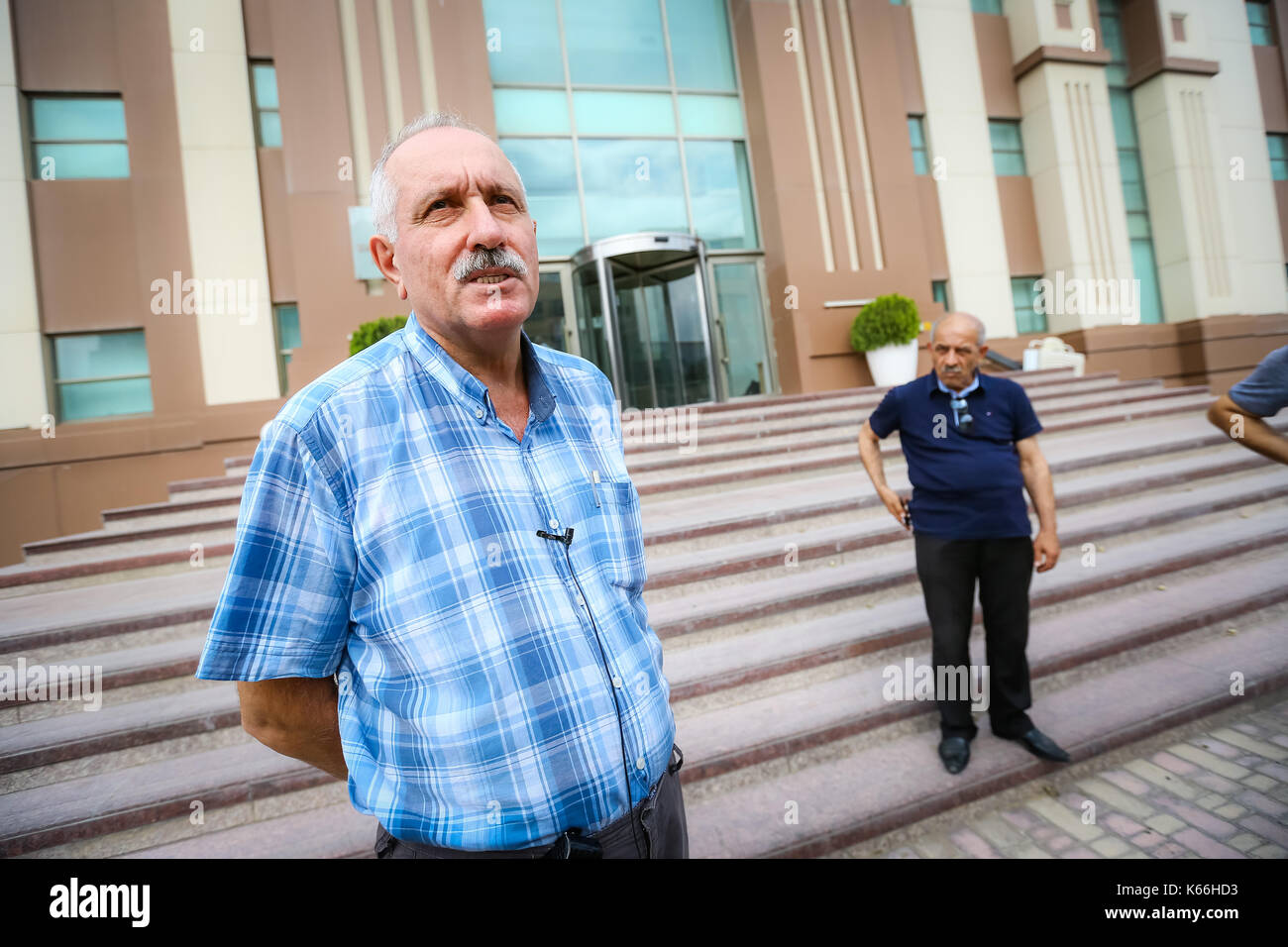 Le tribunal de district de Yasamal à Bakou a changé la mesure de répression à l'encontre du directeur de l'agence de presse Turan mehman aliyev. Il a été libéré de prison et transféré sous la supervision de la police. Le 11 septembre, 2017 Baku, Azerbaïdjan Aliev a été détenu mehman. le 24 août. le jour suivant, il a été accusé en vertu des articles 213.1 (évasion fiscale), 308.1 (abus de pouvoirs) et 192.2.2 (entreprise illégale avec un revenu important) du Code criminel. La cour a retenu une mesure préventive contre lui dans la forme d'arrestation jusqu'au 7 novembre. Aliyev a rejeté toutes les accusations et a appelé e Banque D'Images