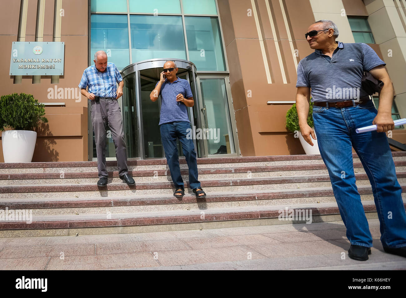 Le tribunal de district de Yasamal à Bakou a changé la mesure de répression à l'encontre du directeur de l'agence de presse Turan mehman aliyev. Il a été libéré de prison et transféré sous la supervision de la police. Le 11 septembre, 2017 Baku, Azerbaïdjan Aliev a été détenu mehman. le 24 août. le jour suivant, il a été accusé en vertu des articles 213.1 (évasion fiscale), 308.1 (abus de pouvoirs) et 192.2.2 (entreprise illégale avec un revenu important) du Code criminel. La cour a retenu une mesure préventive contre lui dans la forme d'arrestation jusqu'au 7 novembre. Aliyev a rejeté toutes les accusations et a appelé e Banque D'Images