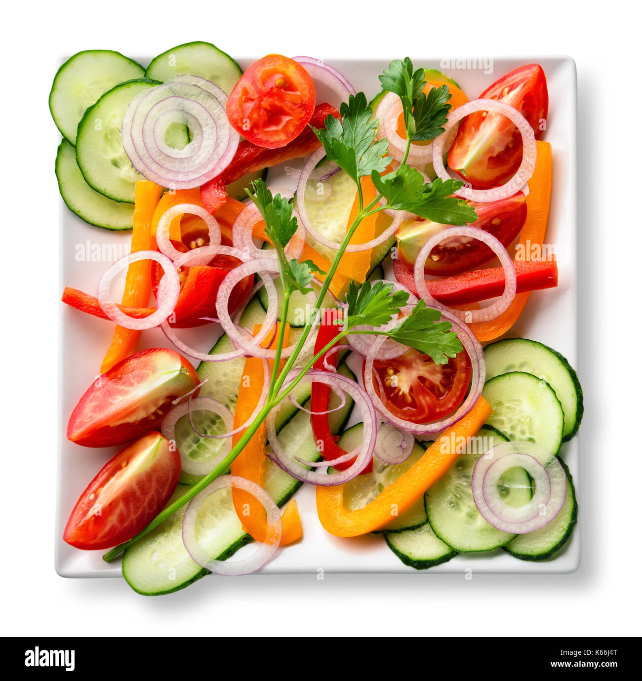 Salade de légumes crus en tranches sur une assiette blanche isolé sur fond  blanc. Vue de dessus. Le concept de la saine alimentation naturelle Photo  Stock - Alamy