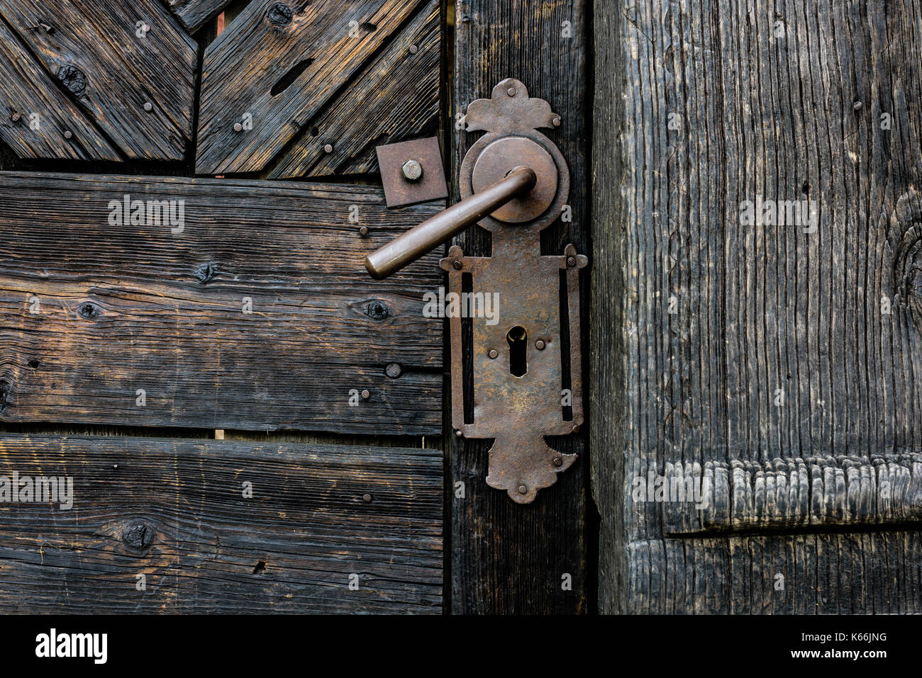 Vieille porte en bois avec poignée de fer sur l'église. poignée de