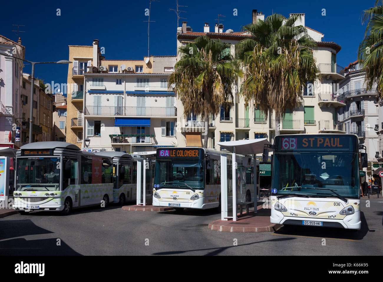 Bus station in cannes Banque de photographies et d’images à haute