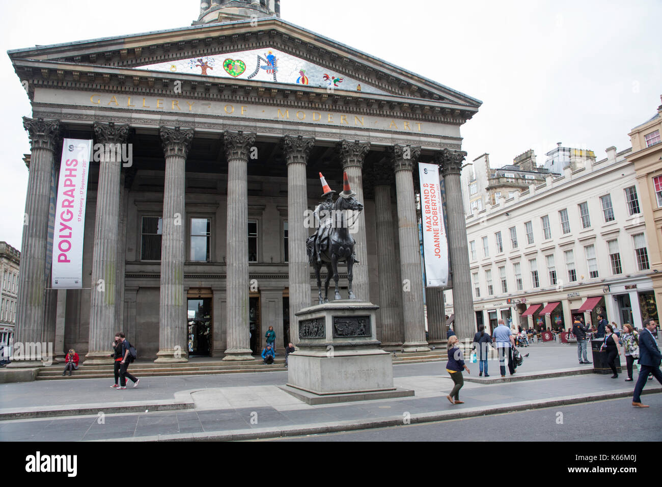 Statue équestre du duc de Wellington avec un cône de circulation sur sa tête à l'extérieur de la galerie d'art moderne ou goma Glasgow Ecosse Banque D'Images