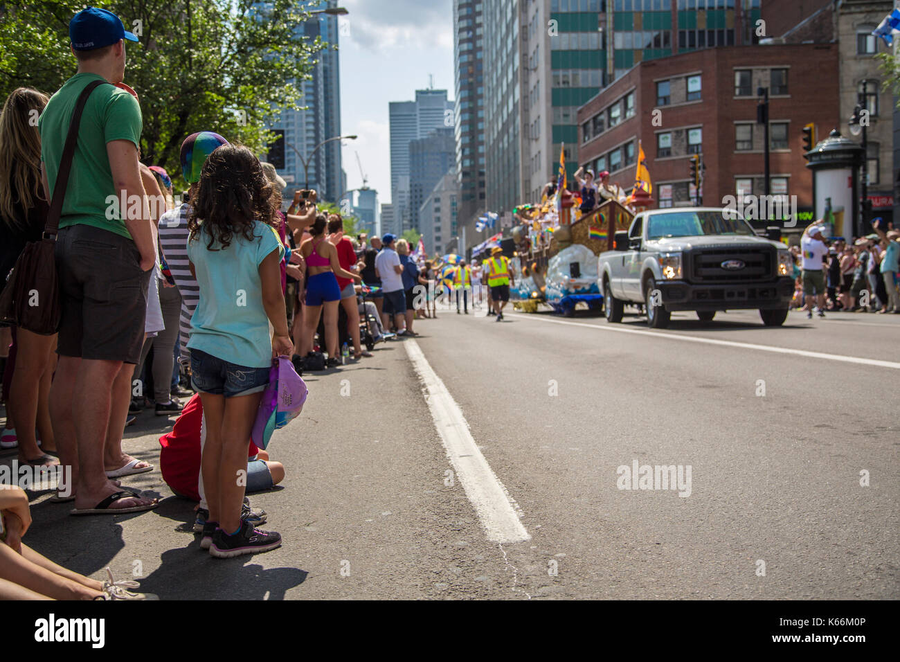 Les gens qui regardent le défilé à Montréal, événement d'été au Québec Canada Banque D'Images
