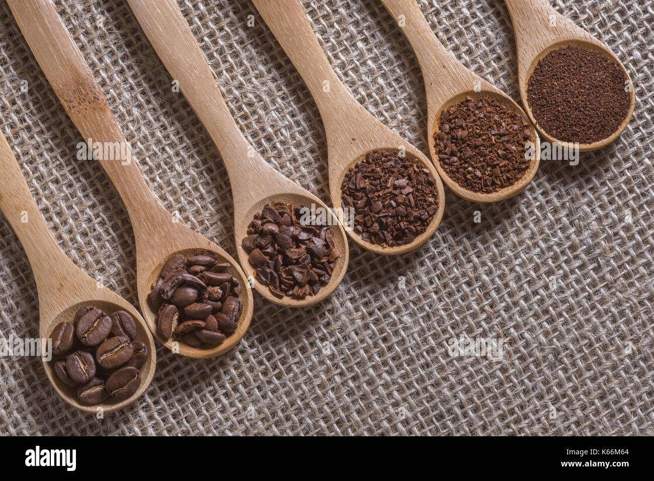 Le meulage de café torréfié. Banque D'Images