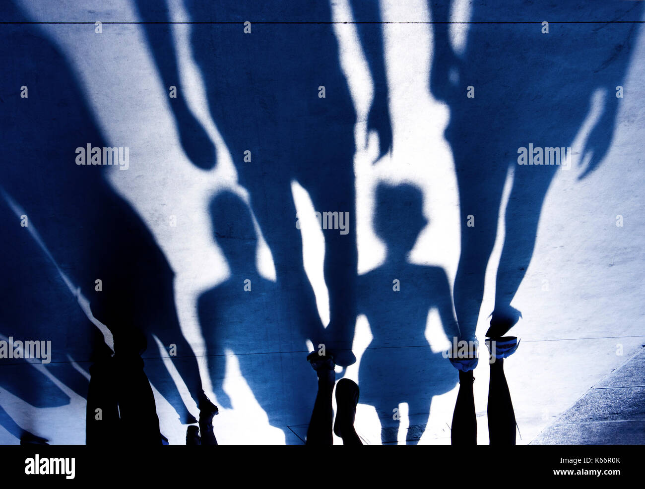 Ombres floues de personnes marchant vers l'été, promenade dans le coucher du soleil Banque D'Images