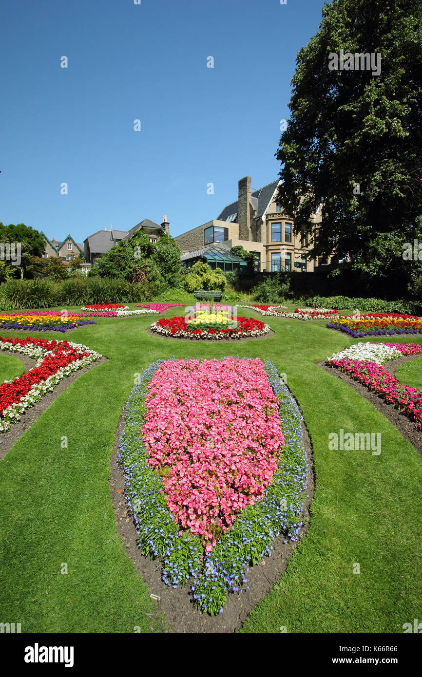 Usine victorienne lits comprend les œillets et les bégonias dans le jardin victorien à Sheffield Botanical Gardens, Sheffield, Yorkshire, Angleterre, Royaume-Uni - été Banque D'Images