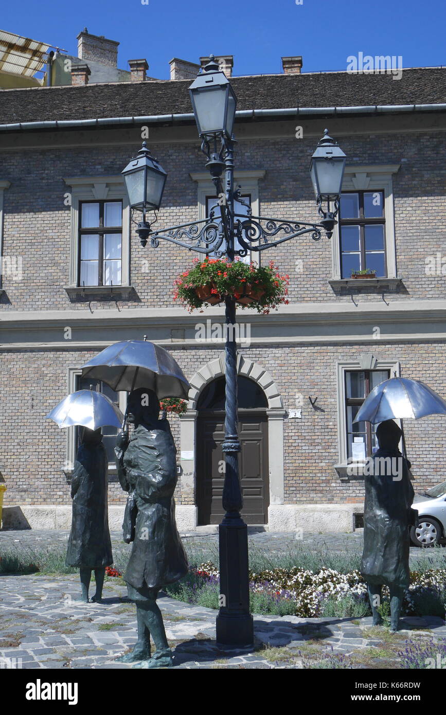 Des statues en bronze de la femme avec des parasols, par Imre Varga, Fo ter, Obuda, Budapest, Hongrie Banque D'Images