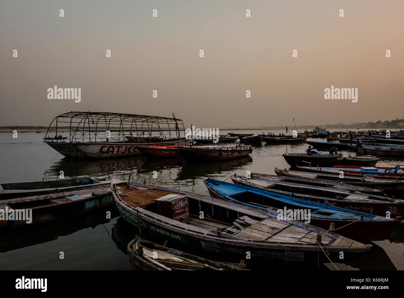 Varanasi, Inde - circa novembre 2016 : bateaux sur le Gange au petit matin. La ville de Varanasi est la capitale spirituelle de l'Inde, c'est le holi Banque D'Images