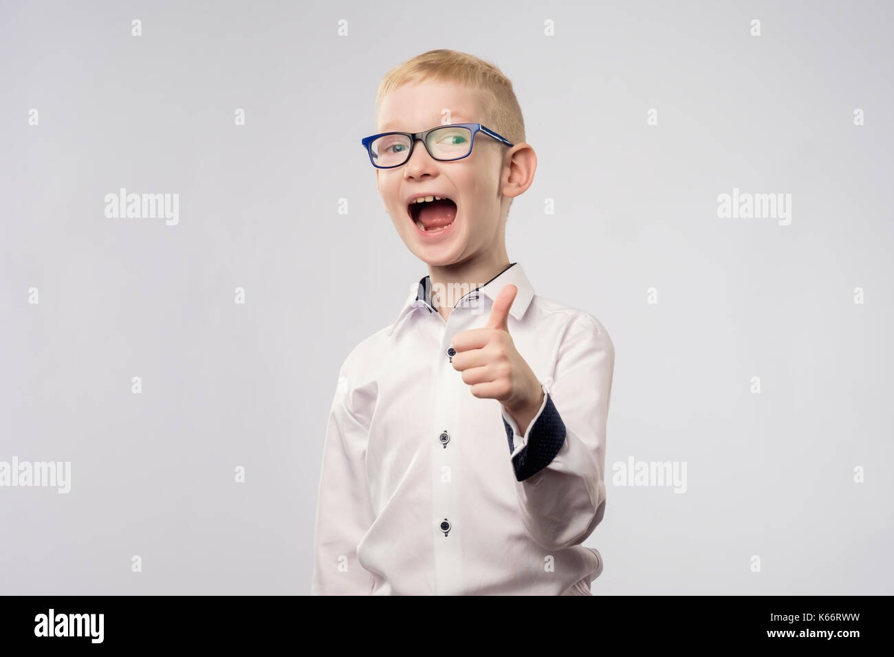 Portrait of happy boy showing Thumbs up geste Banque D'Images